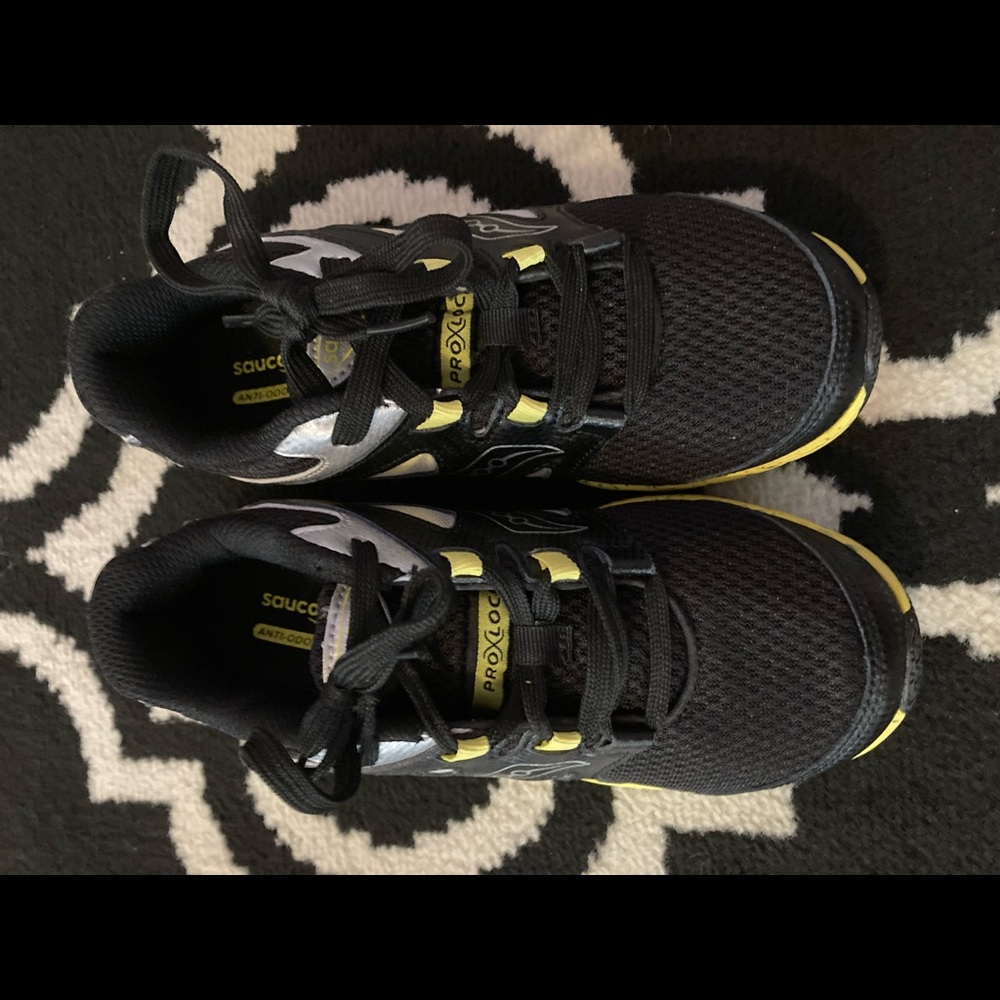 Boys Saucony shoes size 3  NWOT